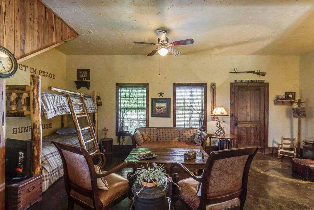 Last Outpost Bandera Ranch House Εξωτερικό φωτογραφία